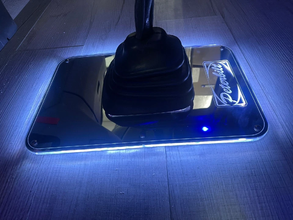 Cubierta de placa de ajuste de bota de cambio Peterbilt con luces RGB Foto 4 de 4