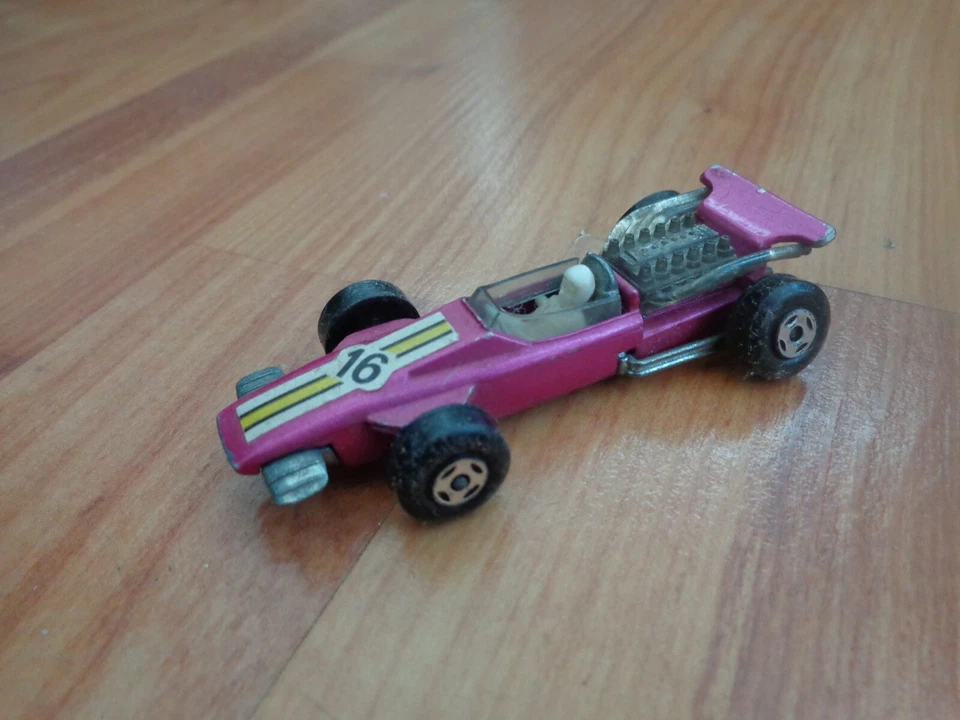 VINTAGE MATCHBOX LESNEY SUPERFAST NO.34 PURPLE F1 FORMULA 1 CAR GOOD BOXED - Image 2 of 3