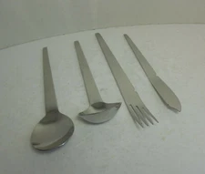 Four Retroneu 18/8 Large Trek Stainless Steel Flatware Serving Pieces