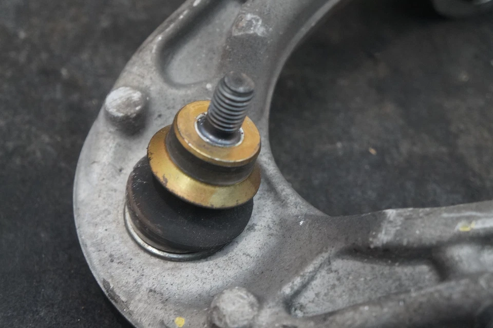 Brazo de control superior delantero derecho 6G33-3084-AB OEM Aston Martin V8 Vantage 2006 Foto 3 de 4