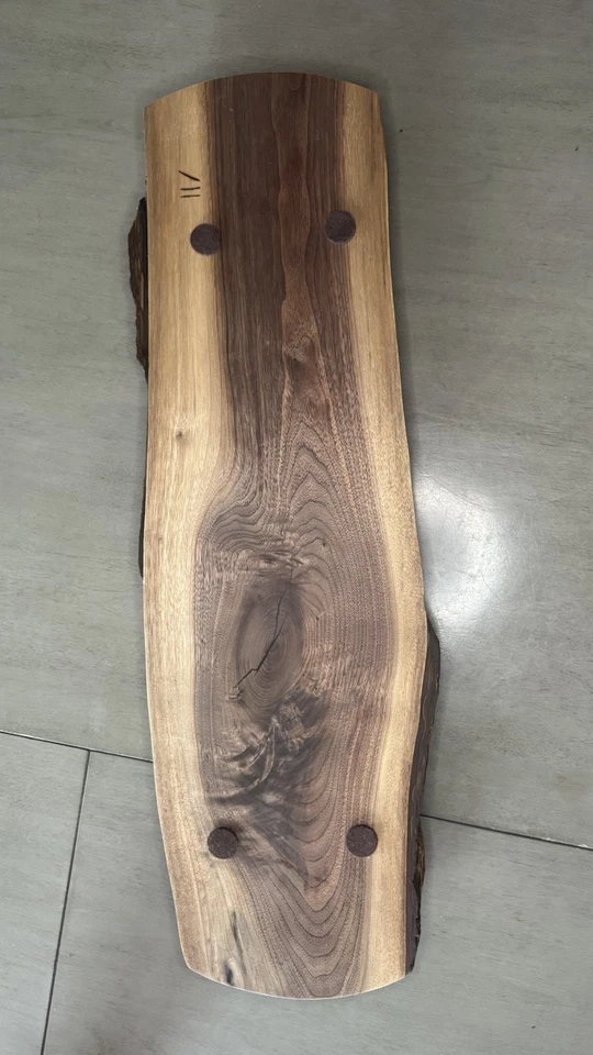 "Hermosa bandeja de exhibición/para servir madera de nogal borde crudo con asas de metal 30"" x 9""" Foto 4 de 4