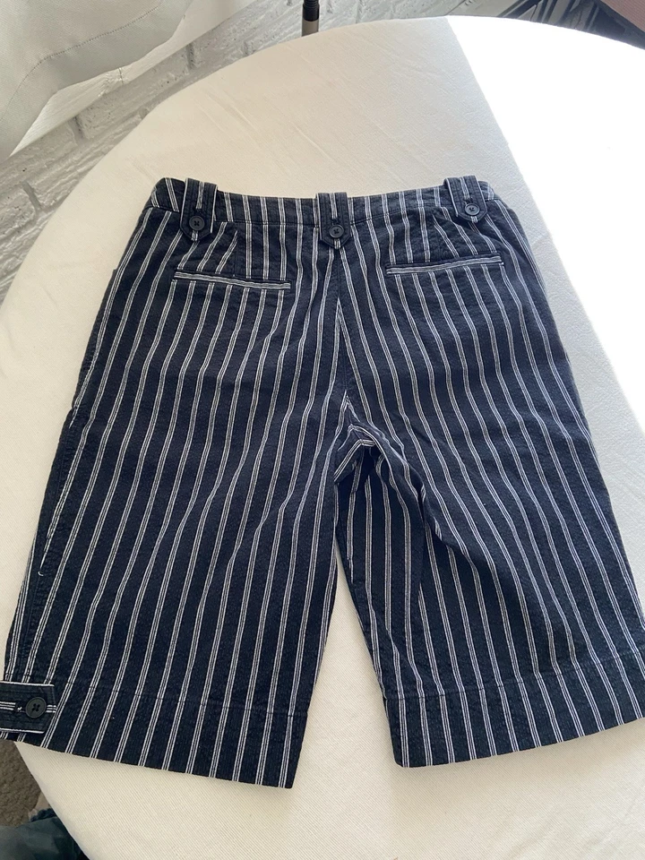 Pantalones cortos vaqueros elásticos a rayas blancas y negras Jones New York. "Talla 6-11"" entrepierna" Foto 3 de 4