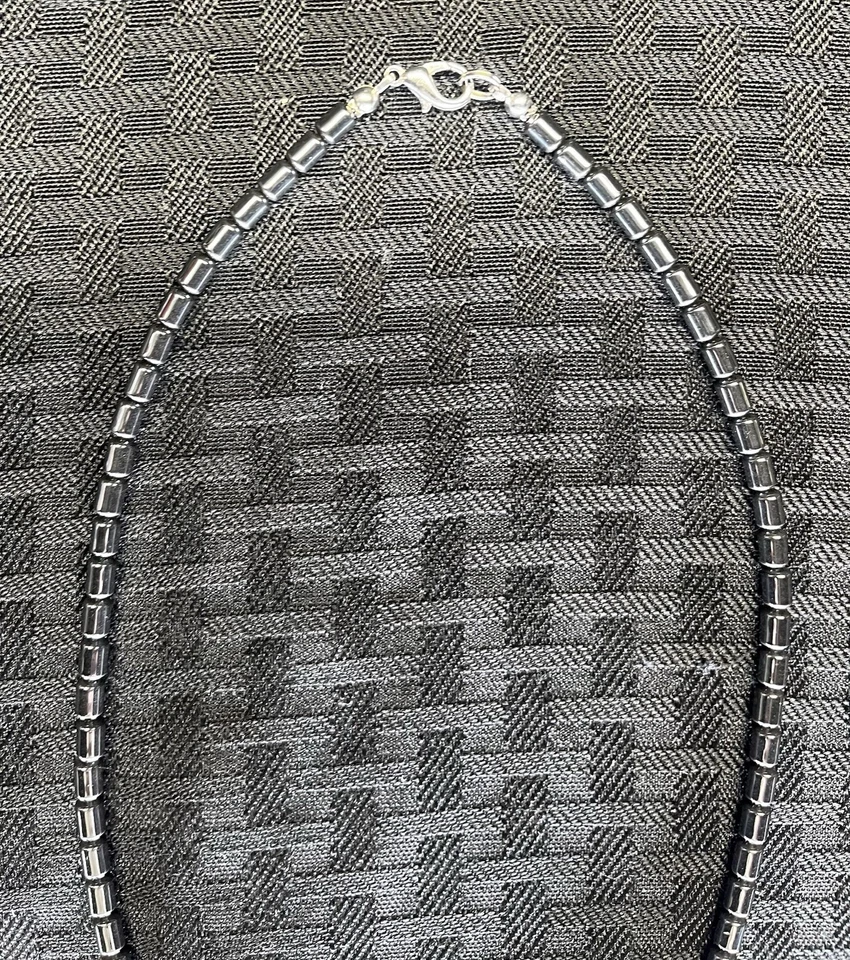 Collar colgante cruz con cuentas de hematita Foto 3 de 4