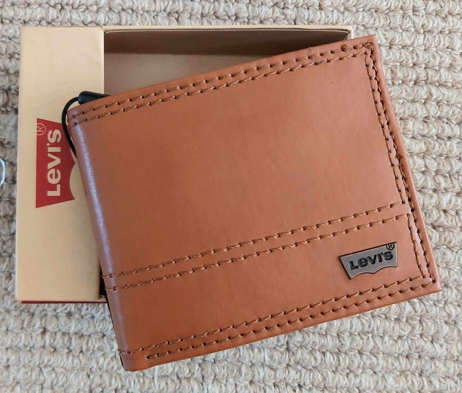 LEVI'S Tan LEATHER Stitch Billfold WALLET & ID WINDOW / Cards / Notes IN BOX