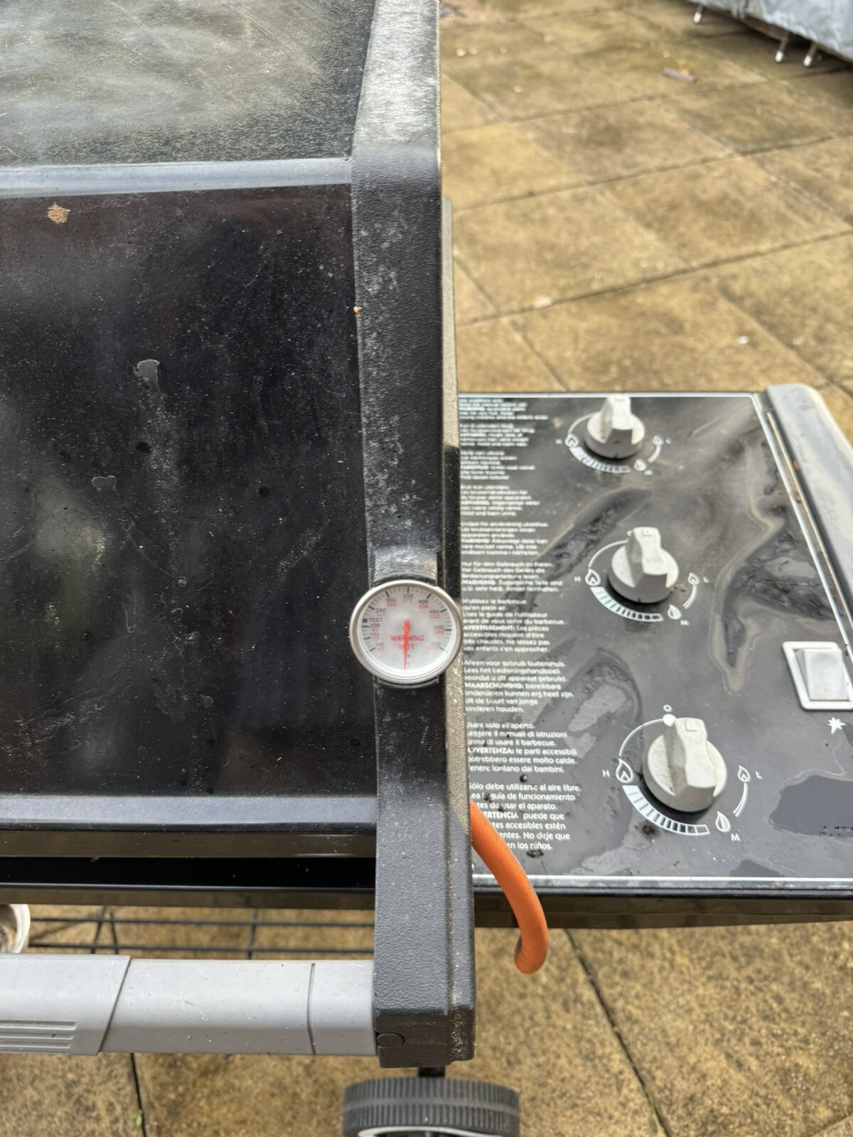 WEBER GAS BBQ BARBECUE GRILL WHEELED / 3/4 full calor gas canister