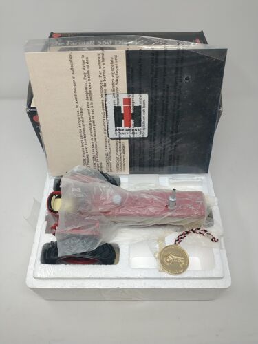ERTL Precision Series Farmall 560 Diesel Tractor 1/16 w/ Box, Medallion & Book - Picture 8 of 13