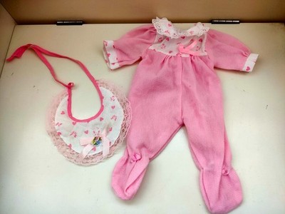 Vintage 80er Jahre Baby Puppe rosa Schlafanzug Strampler mit passendem Lätzchen.