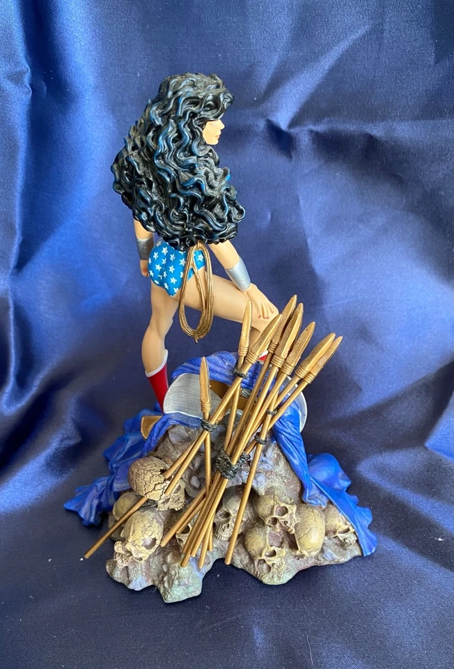 Wonder Woman - Porcelana fundida en frío - Mini estatua de 6,5 pulgadas - Pintada a mano - DC 2005 Foto 2 de 3