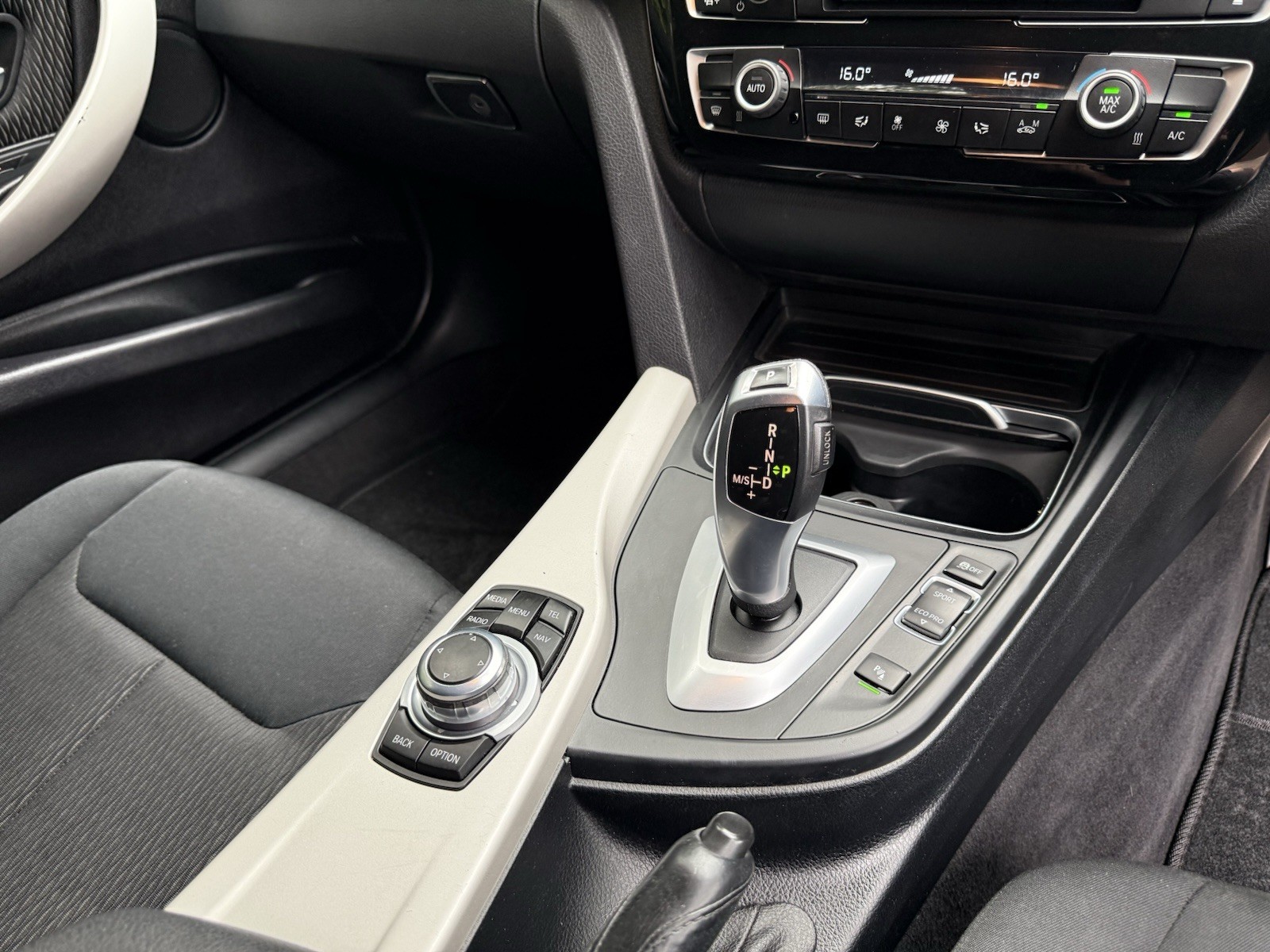 2016 BMW 3 Series, photograph 13