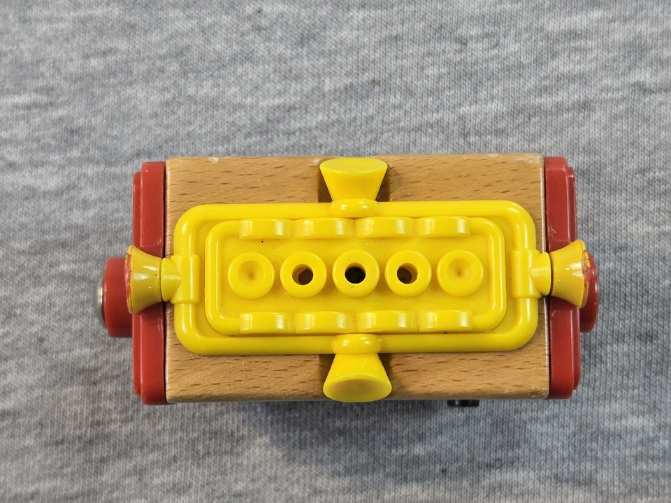 Chuggington Madera Ferrocarril Musical Coche Tren TOMY Magnético Rojo Amarillo 3" Juguete Foto 2 de 4