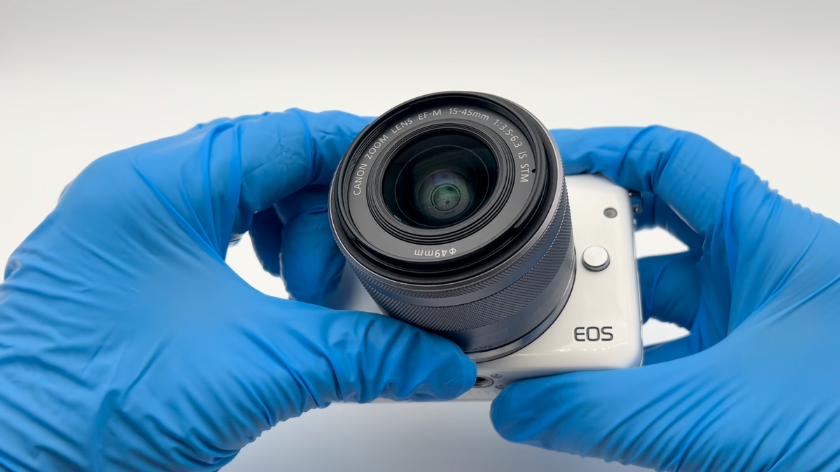 Canon EOS M10 18MP Mirrorless Digital Camera w/ EF-M 15-45mm Lens