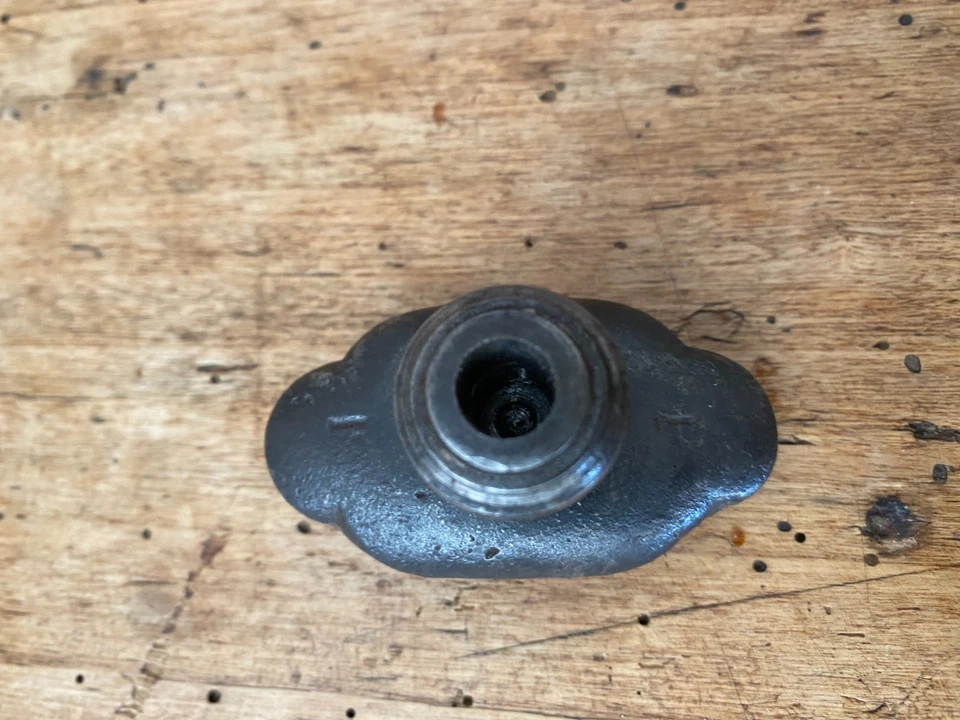 Ancienne poignée de crémone de fenetre en  fonte, chateau - Photo 3/3