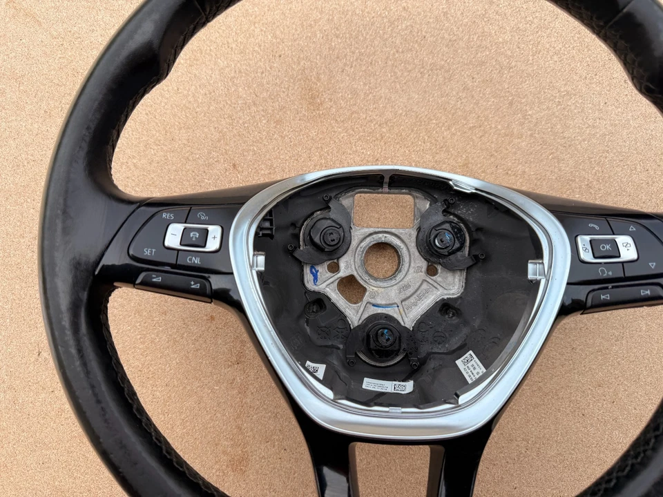 Volante del conductor Volkswagen Passat 2017-2019 con control de audio y crucero OEM Foto 3 de 4