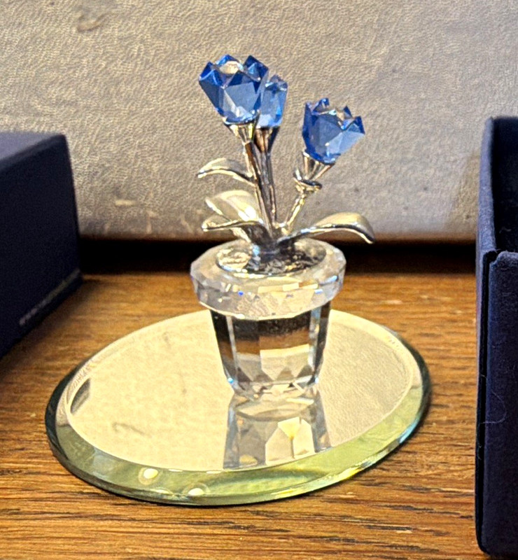 Swarovski Crystal Forget-Me-Not figurine 0626873 with box  w/ Mirror Base Boxed