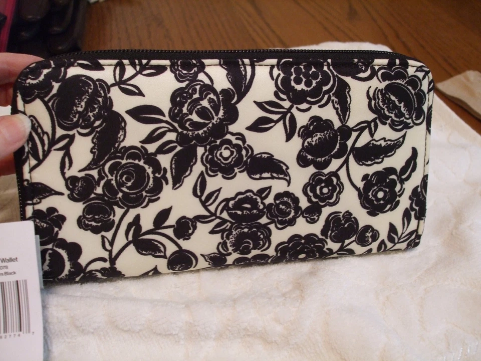 CARTERA CONTINENTAL VERA BRADLEY, FLORES BURBUJEANTES NEGRA, NUEVA CON ETIQUETAS, PRECIO DE VENTA SUGERIDO POR EL FABRICANTE $90, 60% DE DESCUENTO Foto 2 de 4