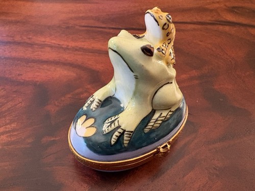 New ListingLimoges Peint Main Trinket Box-Momma & Baby Frog Piggyback Ride!-Signed Cm-Cute!