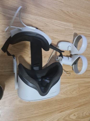 Oculus Quest 2 - Picture 3 of 3