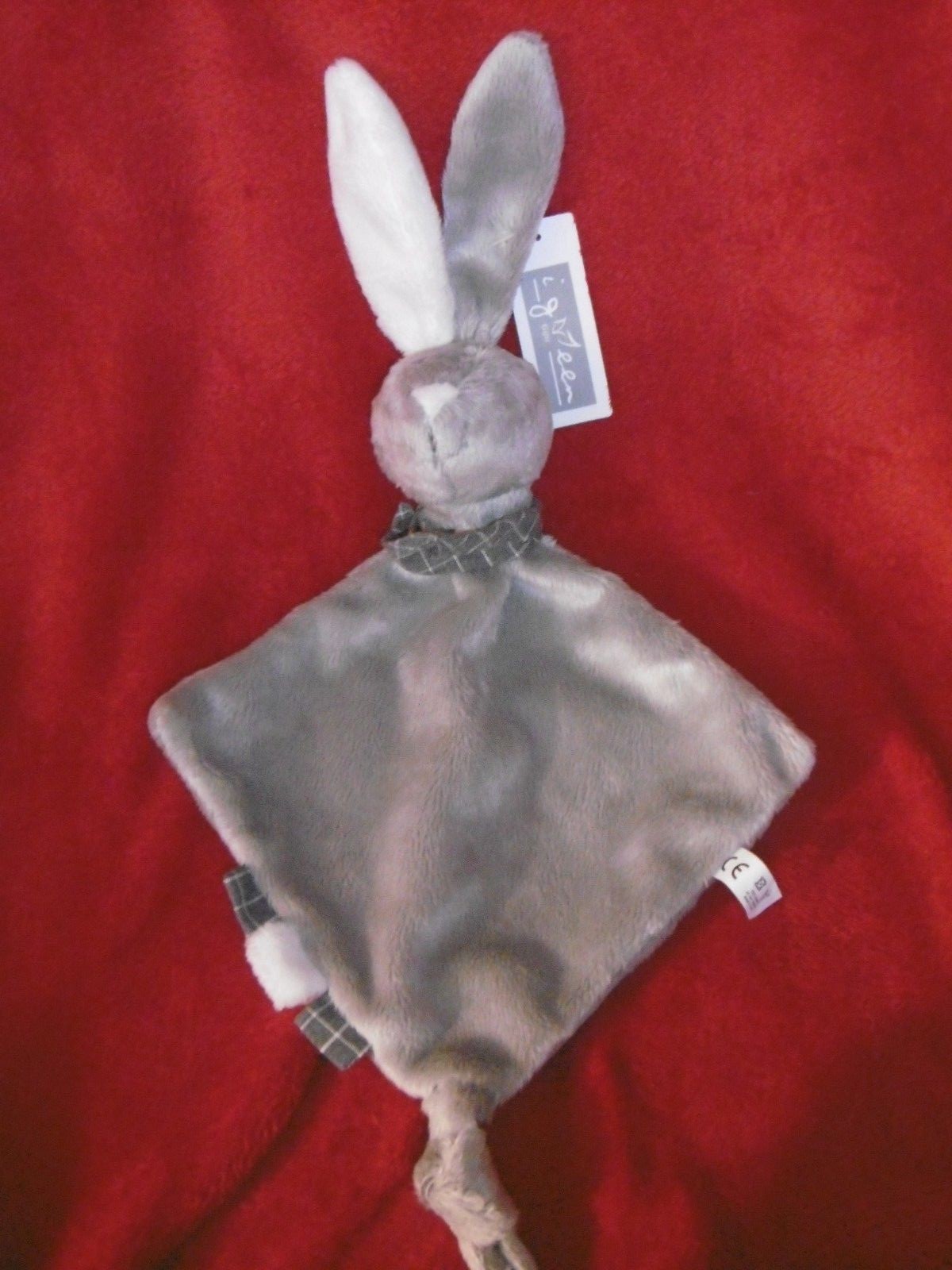 Doudou plat lapin gris à bandana carreaux pour éveil bébé