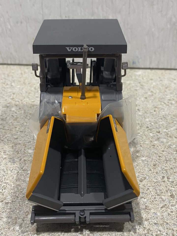 Pavimentadora de asfalto de oruga Motorart escala 1/50 Volvo AB67820 - NUEVA EN PAQUETE - súper rara Foto 4 de 4