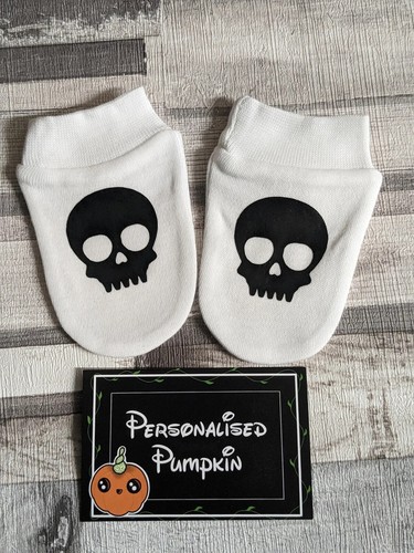 Black skull scratch mitts. Scratch mittens. White. New baby. Handmade. Cute. - 第 1/1 張圖片