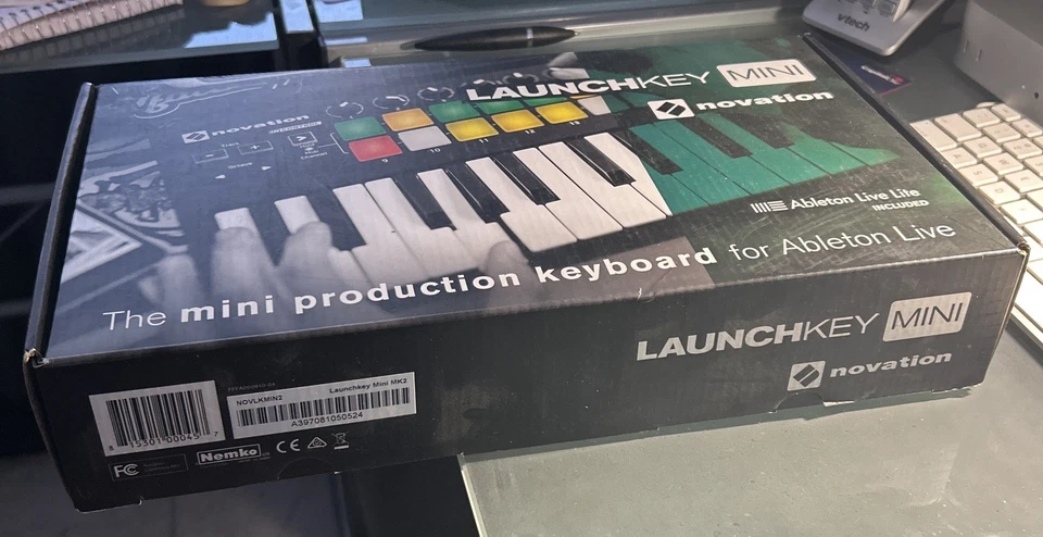 Novation Launchkey MINI MK2 Keyboard Controller NOVLKMIN2 - Image 3 of 4