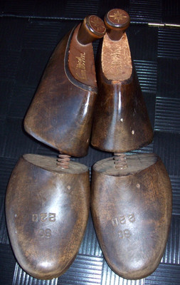 Vintage Thom McAn Wooden Shoe Trees With Center Springs~Model 220~Men's Size 8C