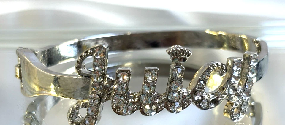 Brazalete con bisagra Juicy Couture tono plata con circonita cúbica jugoso en cursiva Foto 4 de 4