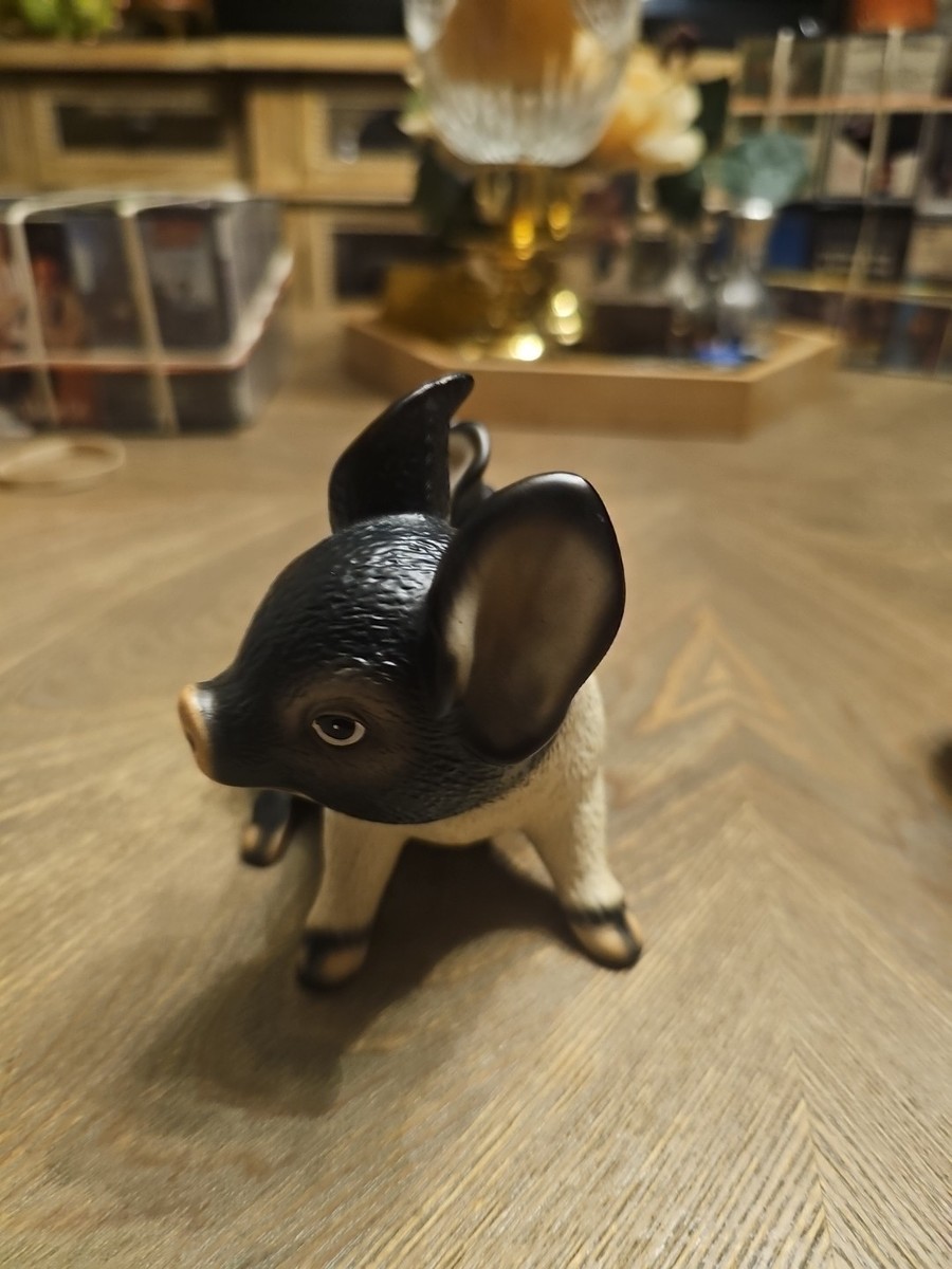 GLOBAL ART Pottery PIG FAMILY w/ Piglet Harvey Knox Kingdom