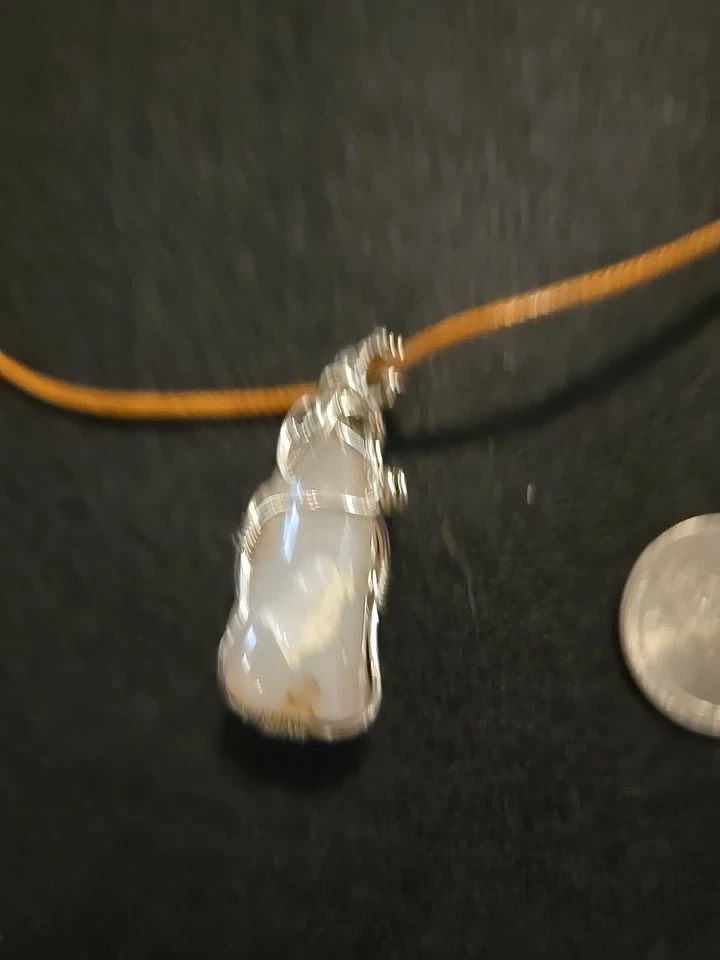 Colgante de ágata blanca pulida. S.s. Envuelto en alambre. Foto 3 de 3