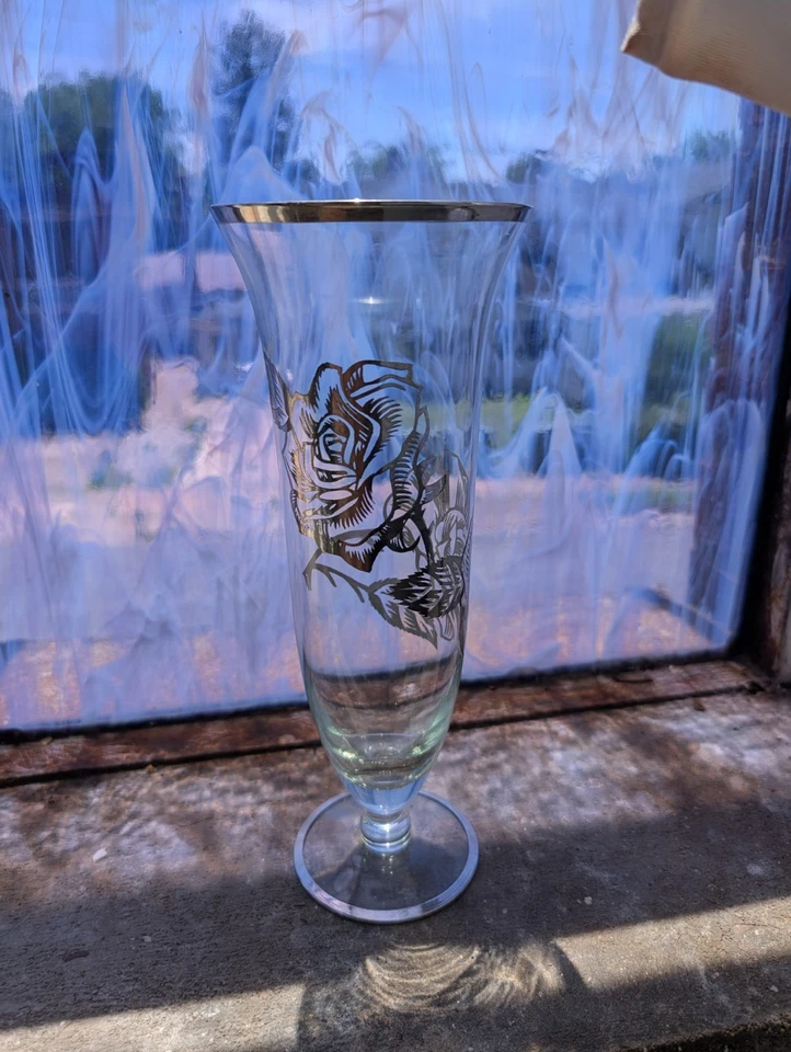 Jarrón vintage Rockwell Silver Company con patas de cristal con rosas superpuestas de plata Foto 4 de 4