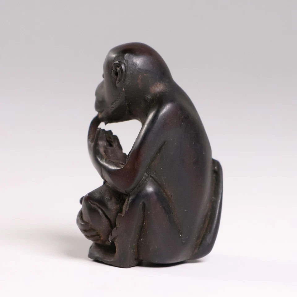 Netsuke japonés tallado en madera mono y melocotón 1,87 pulgadas Inro Ojime Meiji era 19 Foto 4 de 4