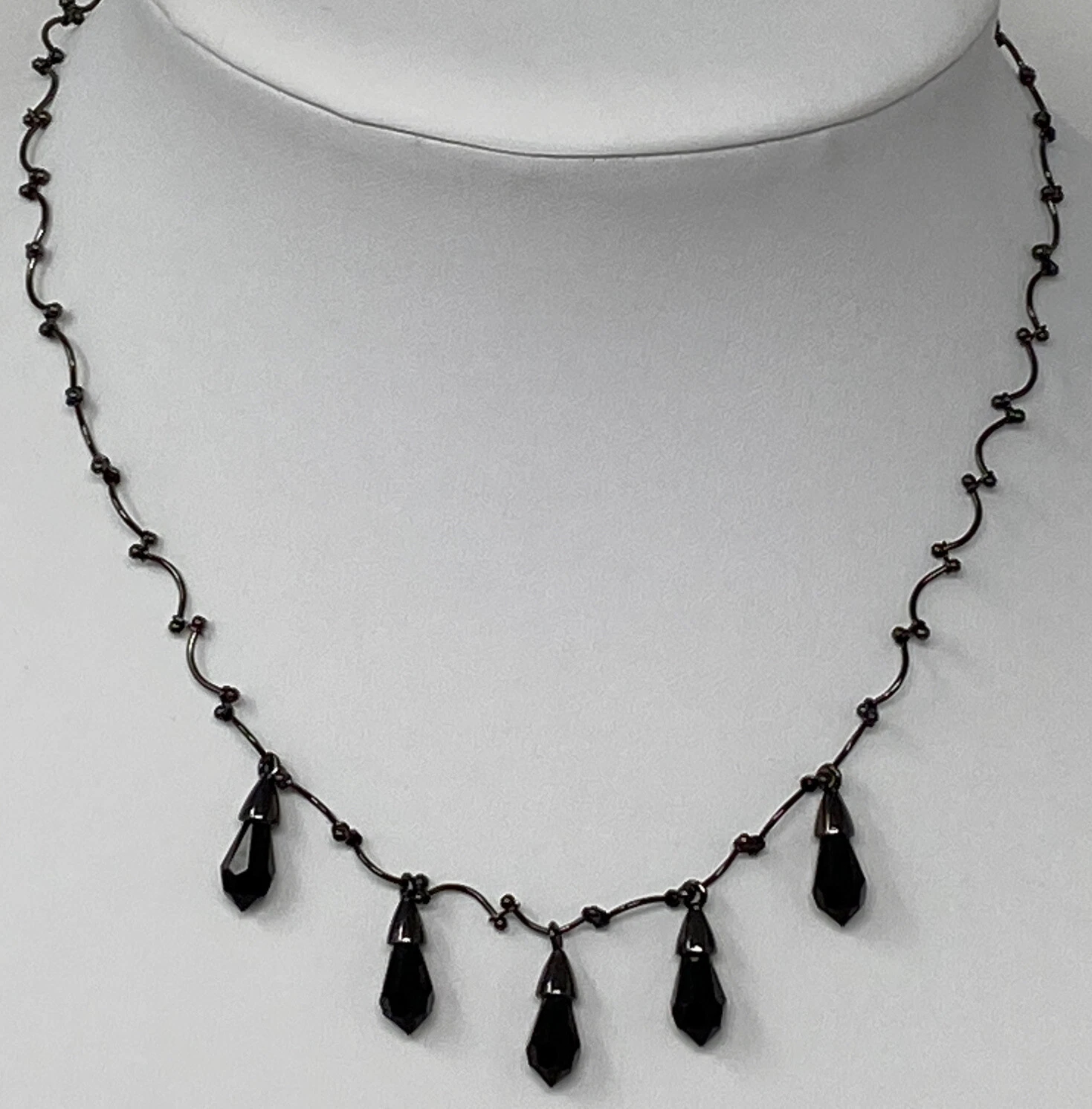 Collana vintage firmata Givenchy cristallo nero delicato pendente goccia canna di fucile