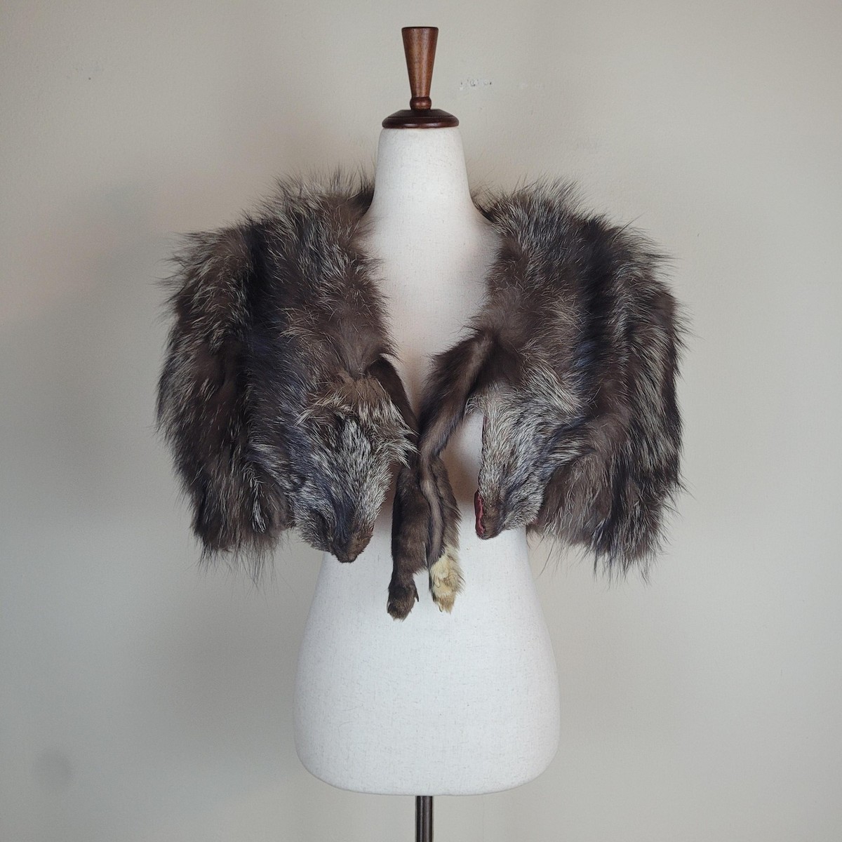 小物 wandmee fox fur stole 小物 wandmee fox fur stole Silver Fox Fur Stole: FurSource.com
