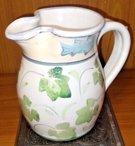 STUDIO POTTERY PITCHER GREEN IVY & SALMON ON CREAM BACKGROUND SIGNED THERESA '99 - Picture 1 of 10