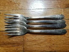 4 ANTIQUE VINTAGE COLLECTABLE * WM ROGERS MFG CO * SILVER PLATED FORKS 6"-