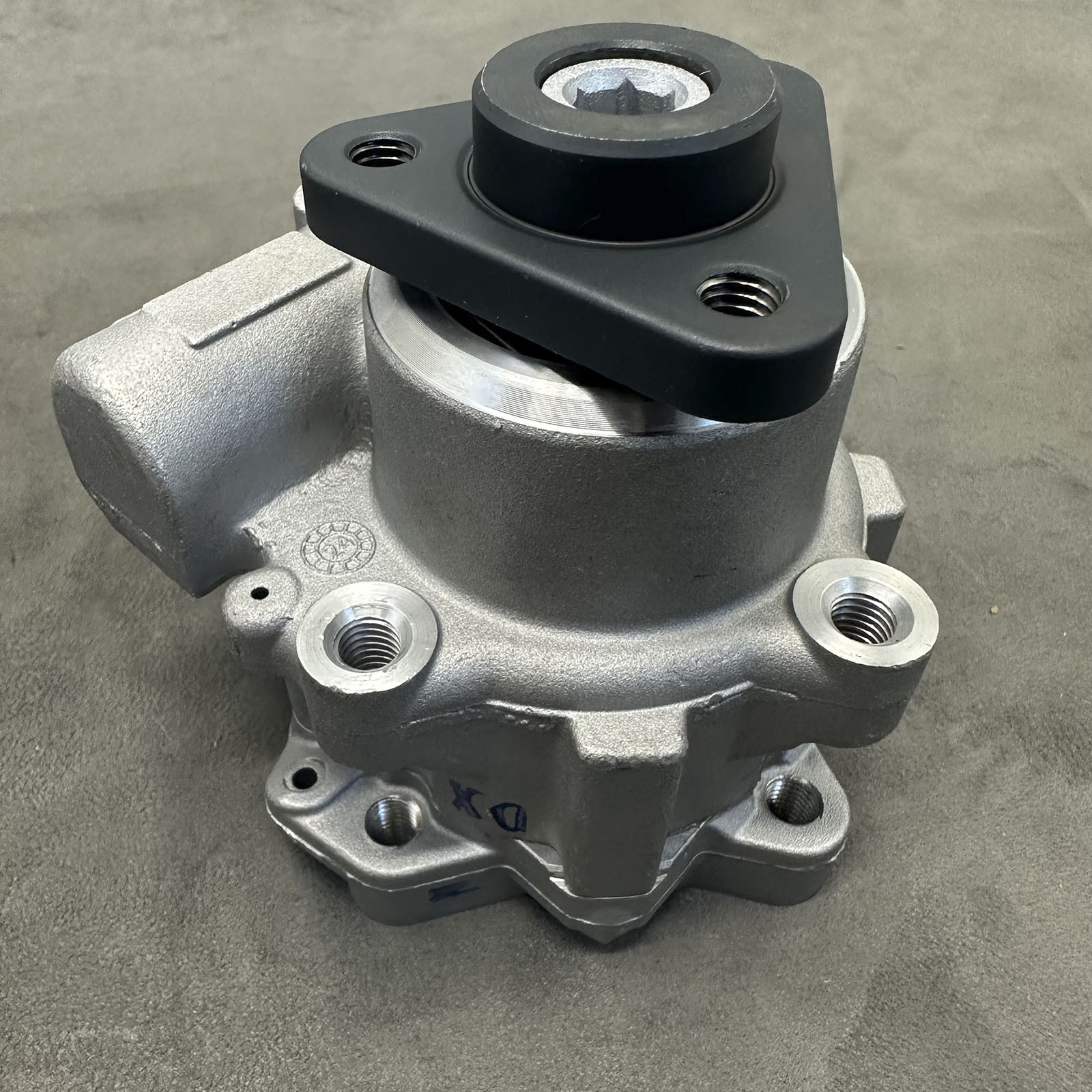 Power Steering Pump W/PULLEY 670034747 for Maserati Levante 2017-2020