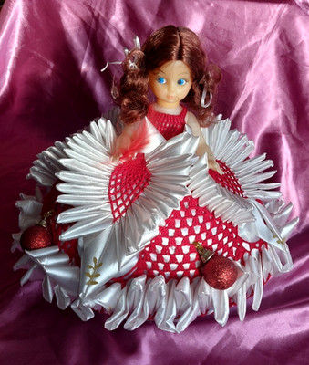 Vintage Puppe mit Häkel & Band Kleid. Weihnachtsmotiv. Rothaarige Puppe. H 27 cm