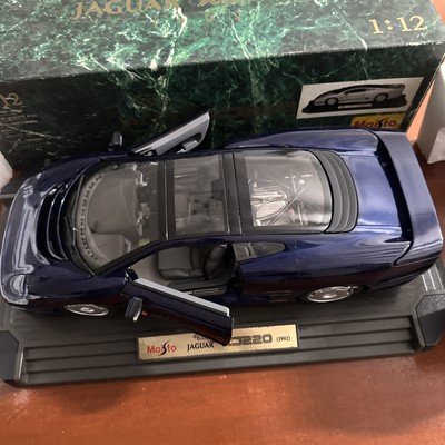 Maisto 1992 Blue Jaguar XJ220 On Display Blue 1992 ~ 1:12 Die Cast