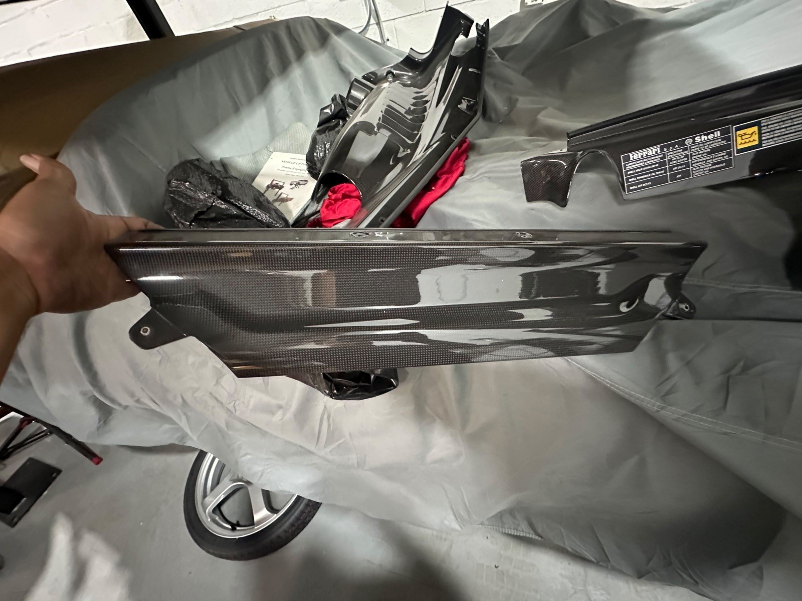 Ferrari OEM 78201700 Juego de paneles laterales de vano motor en fibra de carbon