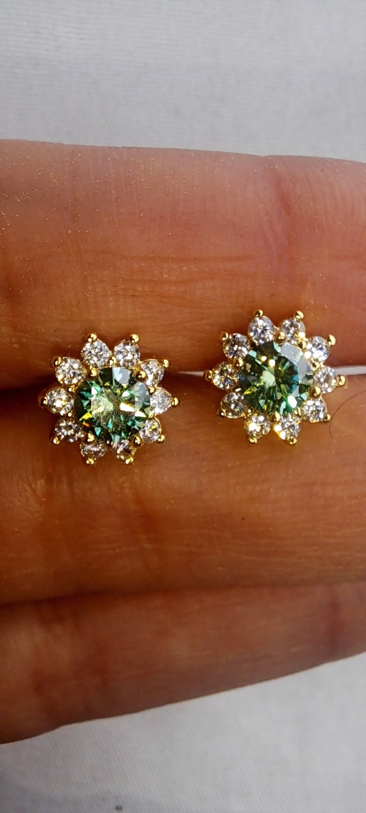 Boucles d'oreilles puces fleur or jaune 18 carats et pierre moissanite brillante femme