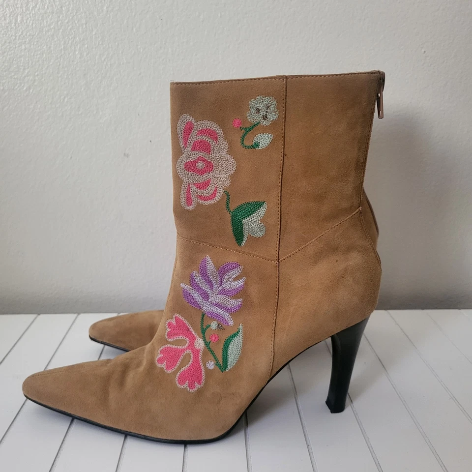 Botas de pantorrilla de tacón alto de gamuza tostada bordadas florales Y2K talla 6 1/2B Forest Fairy Foto 2 de 4
