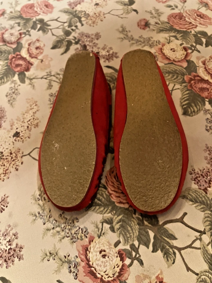 Bass Red Slippers Sized Eight - Image 4 of 4