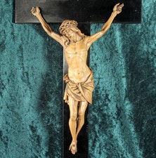 ANTICO CROCIFISSO IN LEGNO FINEMENTE INTAGLIATO CRISTO su CROCE FIRMATO J GUERRA statua intagliata