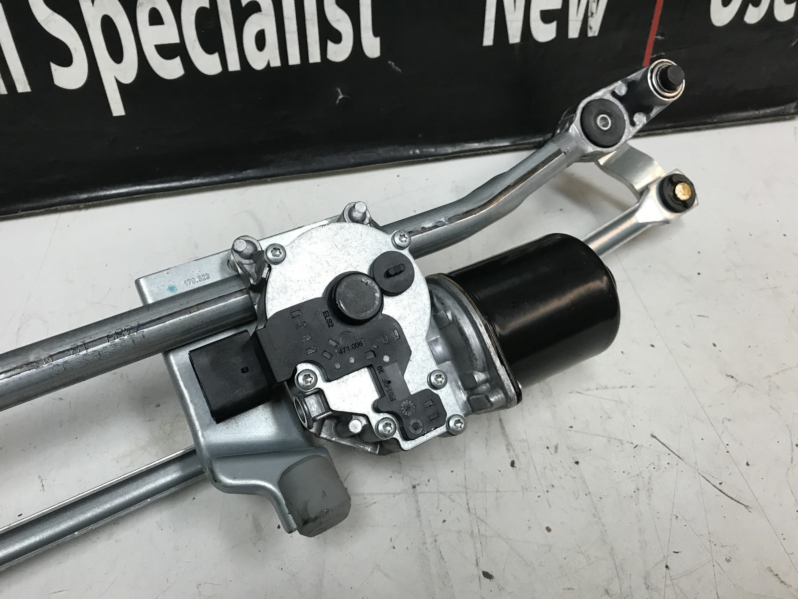 BMW WINDSHIELD WIPER MOTOR ASSEMBLY E82 E88 128i 135i 0813 OEM