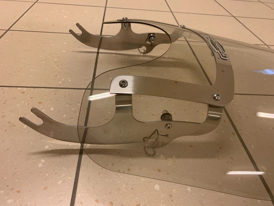 Parabrezza King-Size Nostalgic H-D Detachables per modelli FL Softail - 21”  - Immagine 3 di 3