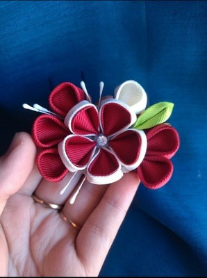 Haarspange Blume Kanzashi Handarbeit - Rot und Weiß