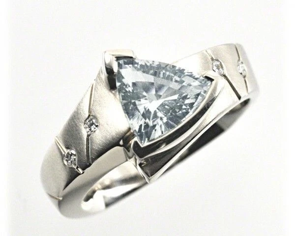 Anillo de compromiso simulado aguamarina/circonita cúbica de 7 quilates enchapado en oro amarillo de 14 quilates Foto 2 de 4