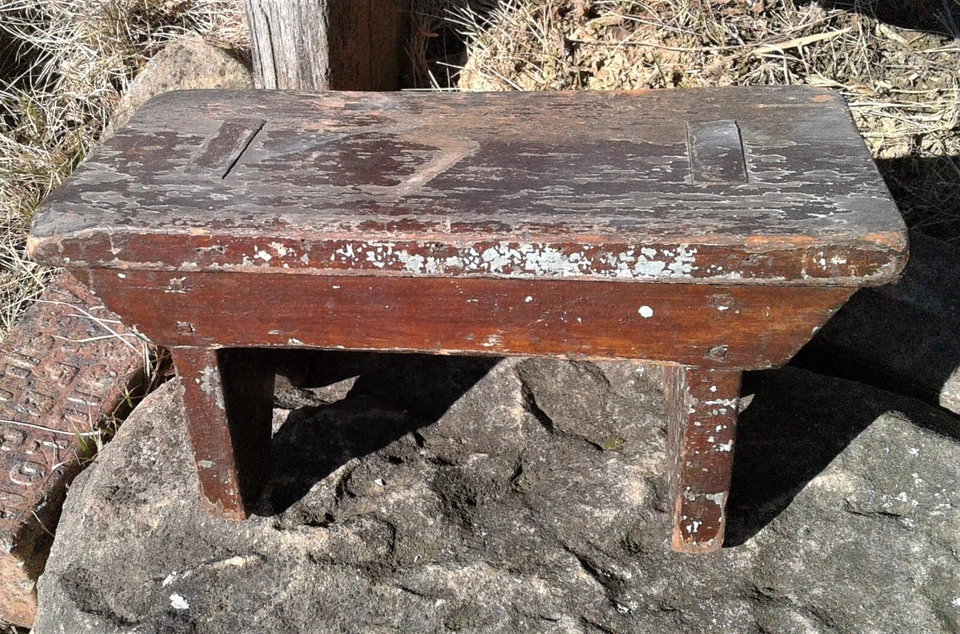 Antiguo banco o taburete mortajado para niños primitivos arte popular de los años 1850 de 6,50 pulgadas de alto Foto 2 de 4