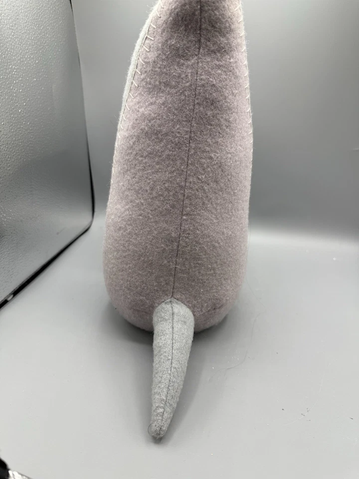 Soporte de pared con cabeza de tiburón Pillowfort - Decoración temática de océano para habitación infantil Foto 3 de 4