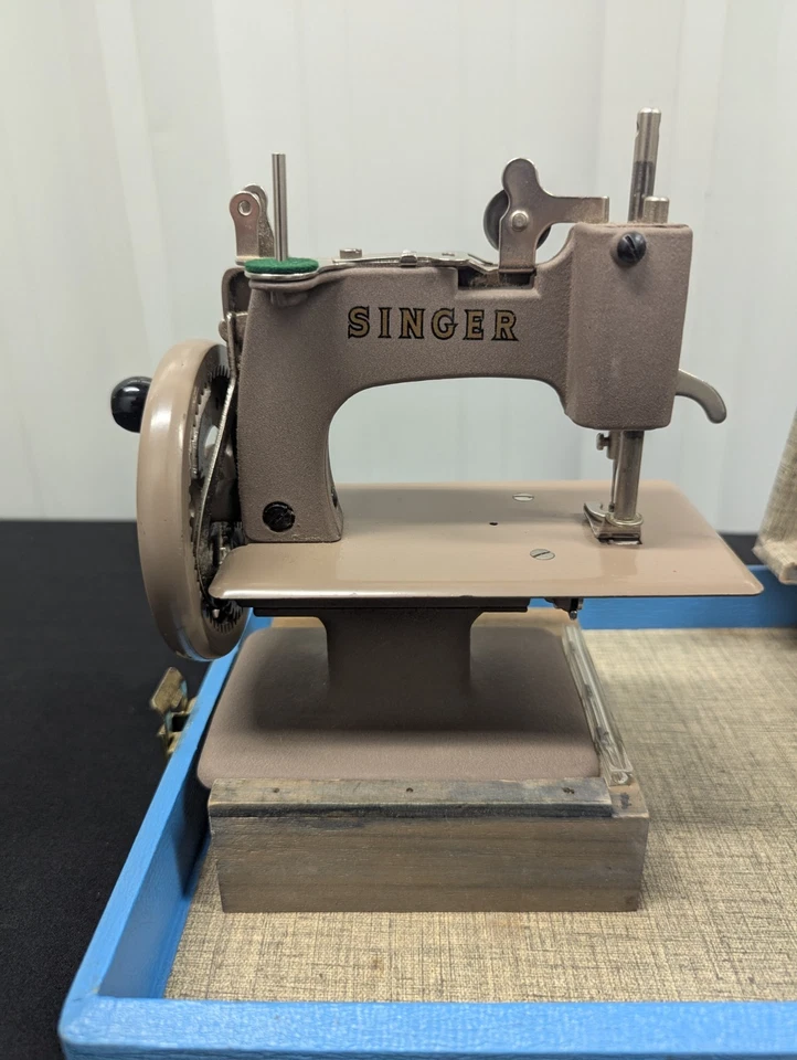 Máquina de coser vintage Singer Sewhandy 20 miniatura original de metal juguete para niños Foto 3 de 4